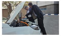 تصویر مقاله: بازدید مدیرعامل کرمان موتور از سدان هیبرید ملی ایگل | KMC EAGLE HEV